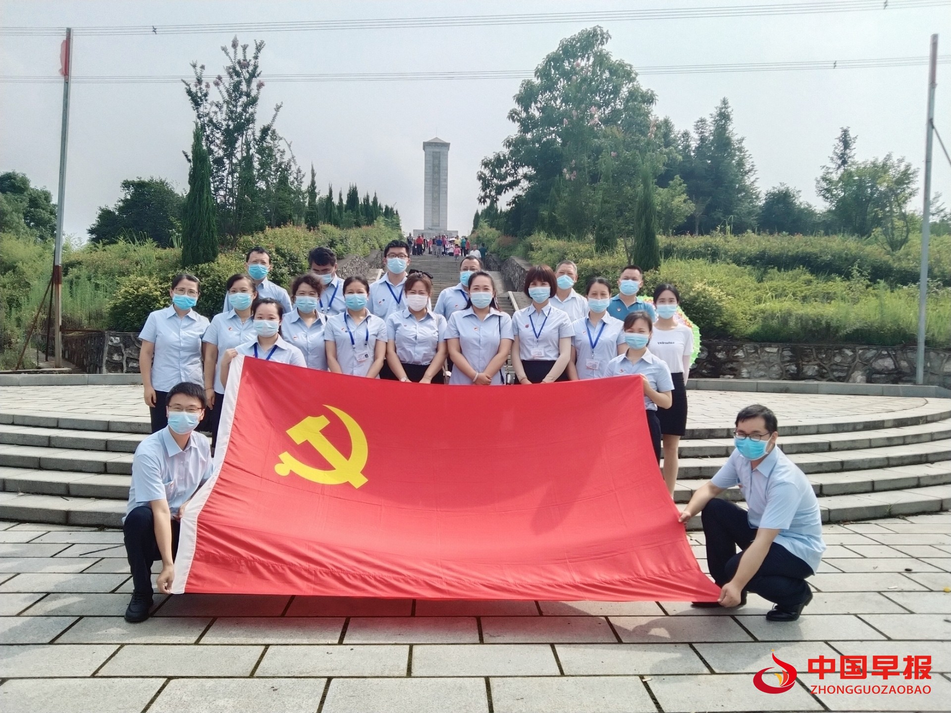 机关党支部七一期间组织参观鄂东南红军烈士纪念碑 (2).jpg