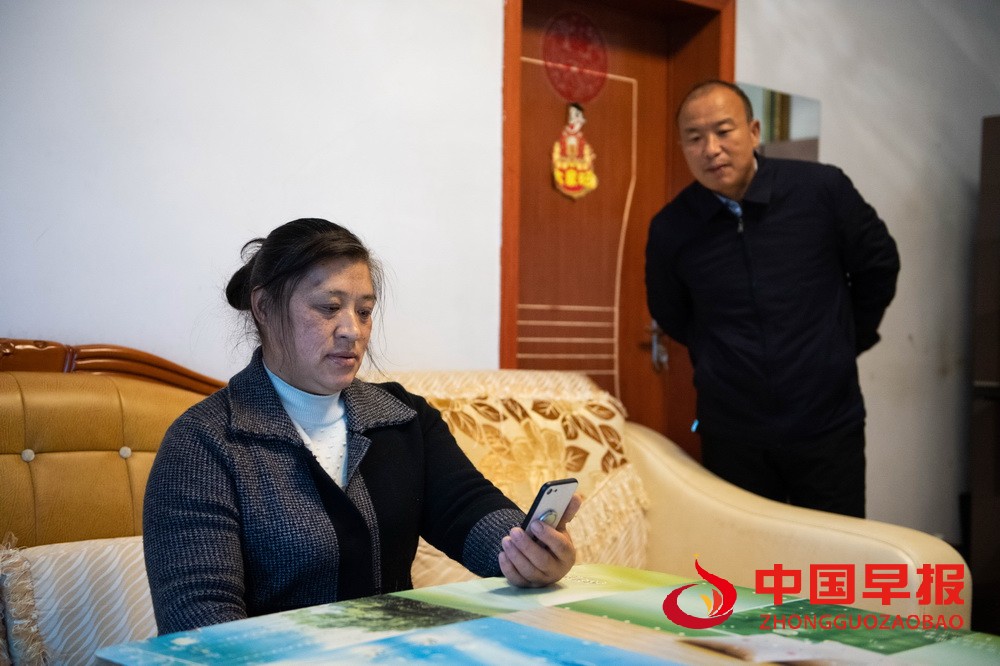 1月29日，在湖南省泸溪县浦市镇麻溪口村，蒋四妹（左）给女儿打电话。新华社记者 陈思汗 摄