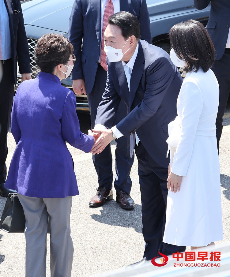 朴槿惠与文在寅罕见同框：两人前后排就坐 全程无交流