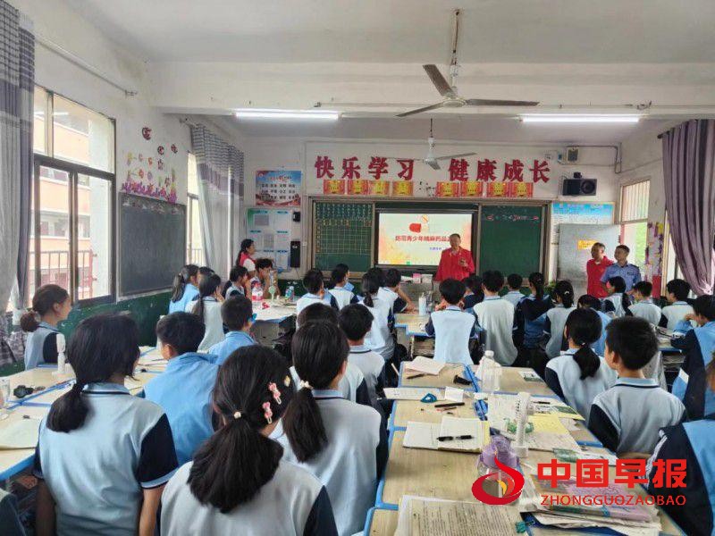 涟源市委政法委“6·26”国际禁毒日携手市光荣院禁毒宣传走进伏口镇伏口中学