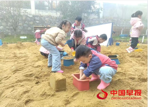 1幼儿玩沙.png