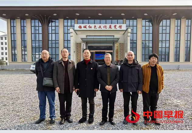 1736745259178142.png 3谭文革合影.png