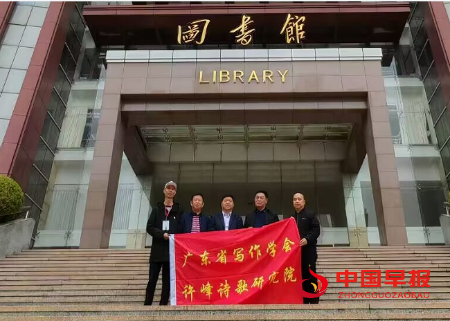 1740186503181234.png 5图书馆合影.png