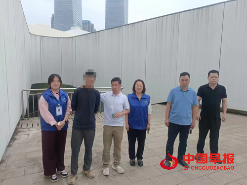 从桥下露宿到团圆餐桌:一个流浪家庭的十年救赎(图1) 从桥下露宿到团圆餐桌:一个流浪家庭的十年救赎(图1)