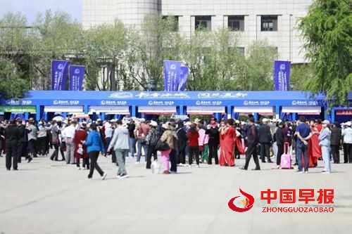 以“星海书韵”激活城市文化新引擎丨2025哈尔滨首届科幻主题书展开展(图3) 以“星海书韵”激活城市文化新引擎丨2025哈尔滨首届科幻主题书展开展(图3)