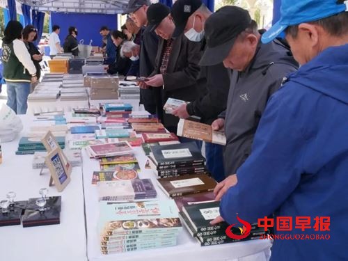 以“星海书韵”激活城市文化新引擎丨2025哈尔滨首届科幻主题书展开展(图4) 以“星海书韵”激活城市文化新引擎丨2025哈尔滨首届科幻主题书展开展(图4)