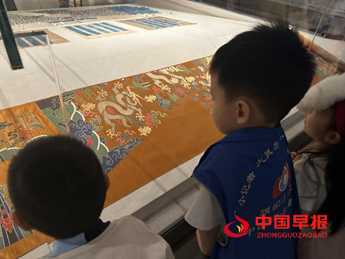 旗帜小记者走进清华大学艺术博物馆——探秘织绣与家具里的东方美学(图4) 旗帜小记者走进清华大学艺术博物馆——探秘织绣与家具里的东方美学(图4)