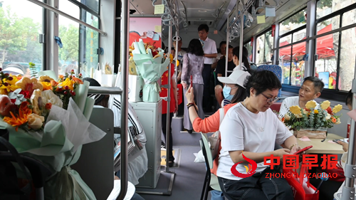 山东省枣庄市:公交变身“爱心助考驿站”(图2) 山东省枣庄市:公交变身“爱心助考驿站”(图2)