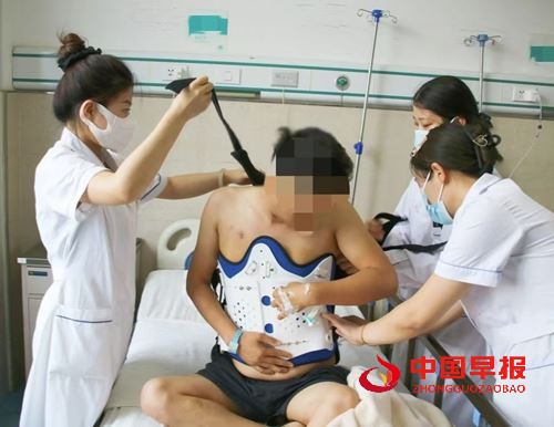 仁心妙手铸医魂 真情守护暖渭北——富平朱老二骨伤医院关节科获12345平台实名表扬背后的匠心与温度(图4) 仁心妙手铸医魂 真情守护暖渭北——富平朱老二骨伤医院关节科获12345平台实名表扬背后的匠心与温度(图4)