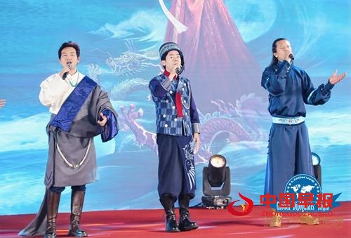 贵州布依族音乐唱作人龙智祥亮相全球外交官中国文化之夜(图1) 贵州布依族音乐唱作人龙智祥亮相全球外交官中国文化之夜(图1)