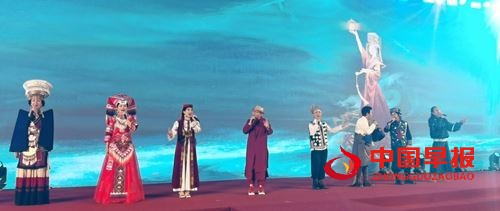 贵州布依族音乐唱作人龙智祥亮相全球外交官中国文化之夜(图2) 贵州布依族音乐唱作人龙智祥亮相全球外交官中国文化之夜(图2)