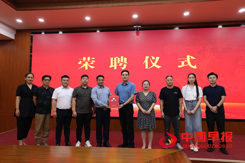 凝聚宣传力量,共谱党建新篇——税郭镇举行王海涛同志党建宣传工作受聘仪式(图3) 凝聚宣传力量,共谱党建新篇——税郭镇举行王海涛同志党建宣传工作受聘仪式(图3)