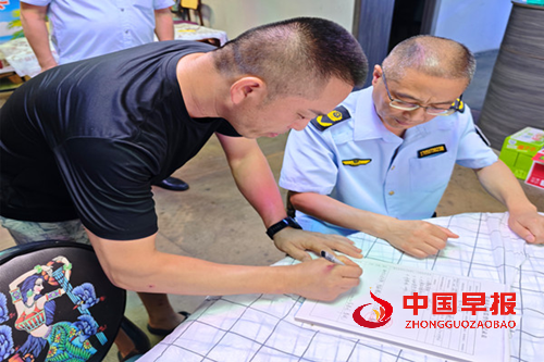 湖北监利:尺八镇开展守护夜市“烟火气” ,筑牢群众舌尖“安全线”专项执法检查行动(图3) 湖北监利:尺八镇开展守护夜市“烟火气” ,筑牢群众舌尖“安全线”专项执法检查行动(图3)