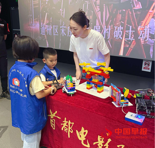 旗帜小记者成长基地与首都电影院城市副中心店达成合作 共筑青少年文化教育新平台(图9) 旗帜小记者成长基地与首都电影院城市副中心店达成合作 共筑青少年文化教育新平台(图9)