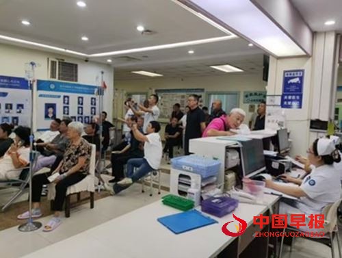 哈尔滨医科大学附属医院医患人员集体收看大阅兵盛况(图2) 哈尔滨医科大学附属医院医患人员集体收看大阅兵盛况(图2)