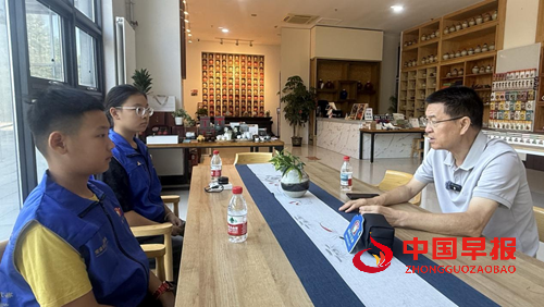 德耀阅兵场：旗帜小记者对话“北京榜样”李培义(图3)