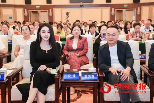 代言人安婷受邀出席2025数字电商赋能实体经济大会(图3) 代言人安婷受邀出席2025数字电商赋能实体经济大会(图3)