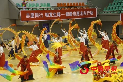 2025年全国老年人健身广场舞大联动湖北主会场(宜昌)活动盛大启幕， 三峡满江红艺术团《舞动宜昌》震撼全场(图2)