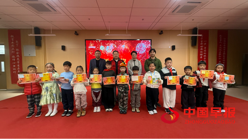 旗帜少年阅读名家进校园公益大讲堂在雄安长丰小学举办(图4) 旗帜少年阅读名家进校园公益大讲堂在雄安长丰小学举办(图4)