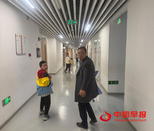 一位校长的弯腰,藏着师者最本真的模样(图1) 一位校长的弯腰,藏着师者最本真的模样(图1)